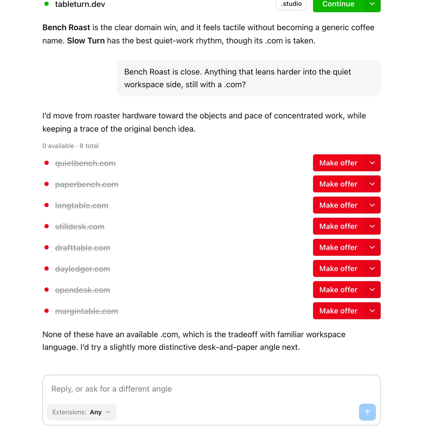 Lote posterior en el que ninguno de los ocho dominios .com está disponible: cada nombre tiene un botón Hacer una oferta y el asistente explica la limitación del vocabulario laboral habitual